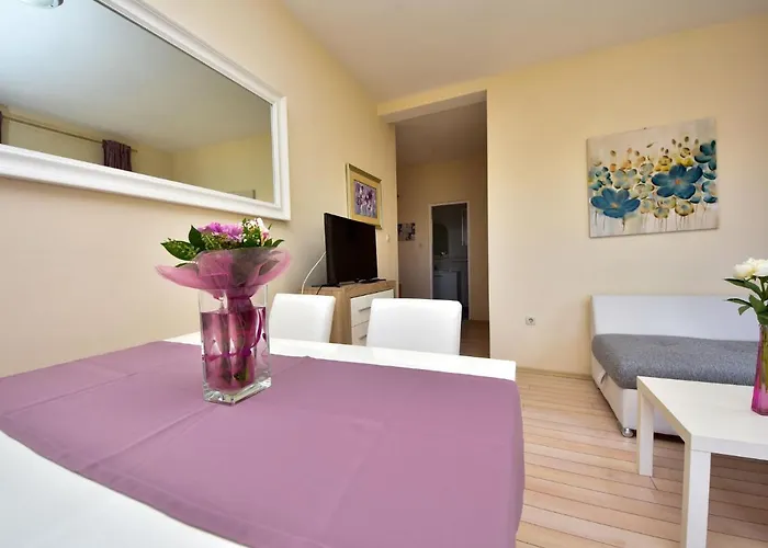 Melandura-1 By Interhome Dinjiska