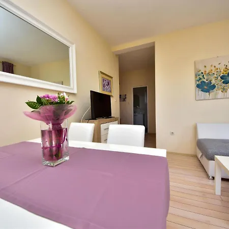 Melandura-1 By Interhome Dinjiška