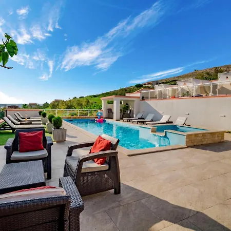 Melandura-1 By Interhome Dinjiška